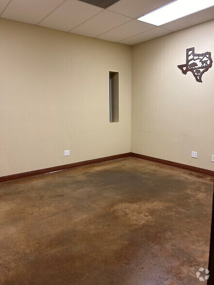 More Photos Of 1658 County Road 412, Glen Rose Warehouse For Lease