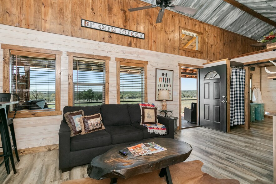 More Photos Of 100 Five Star Trl, Fredericksburg Hotel For Sale