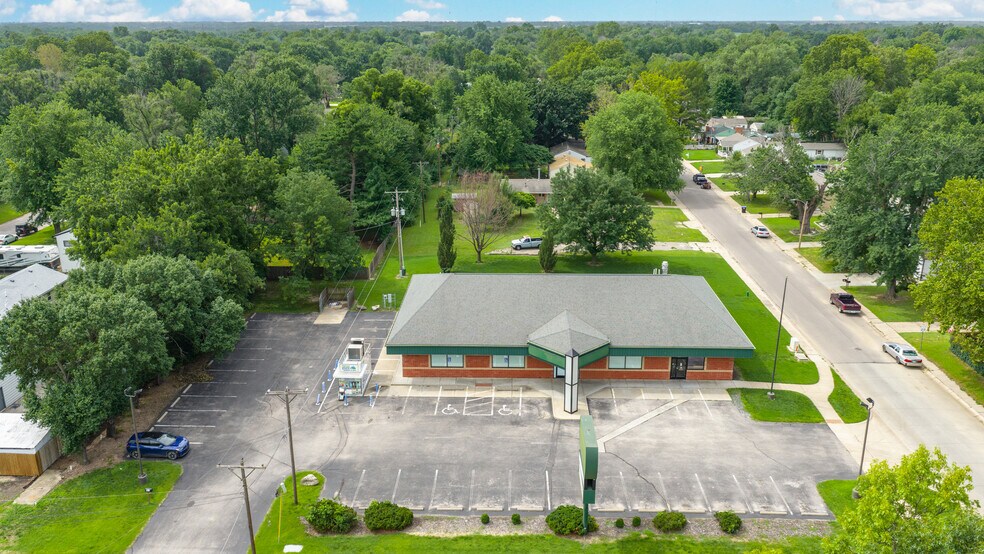 More Photos Of 521 W Grand Ave, Haysville General Retail For Lease