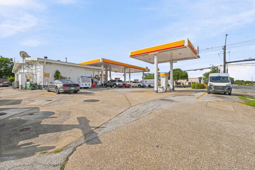More Photos Of 101 S Friendswood Dr, Friendswood General Retail For Sale