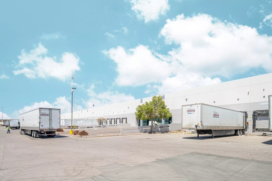 More Photos Of 12110 Esther Lama Dr, El Paso Distribution For Lease