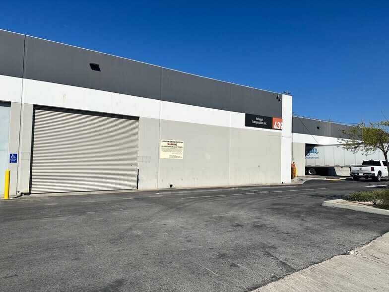 More Photos Of 301-445 N Figueroa St, Wilmington Warehouse For Lease