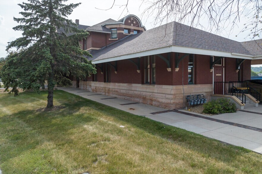 More Photos Of 112-142 S Riverfront Dr, Mankato Office For Lease