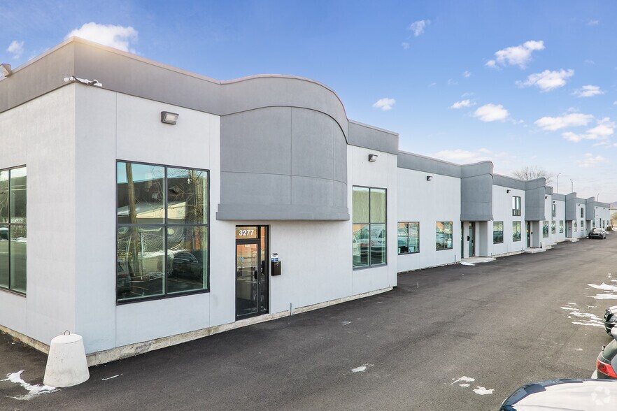 More Photos Of 3195-3227 Boul Pitfield, Saint-Laurent Light Manufacturing For Sale