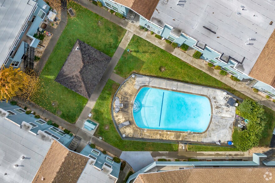 More Photos Of 5500 Foothill Gardens Ct, Sacramento Apartments For Sale