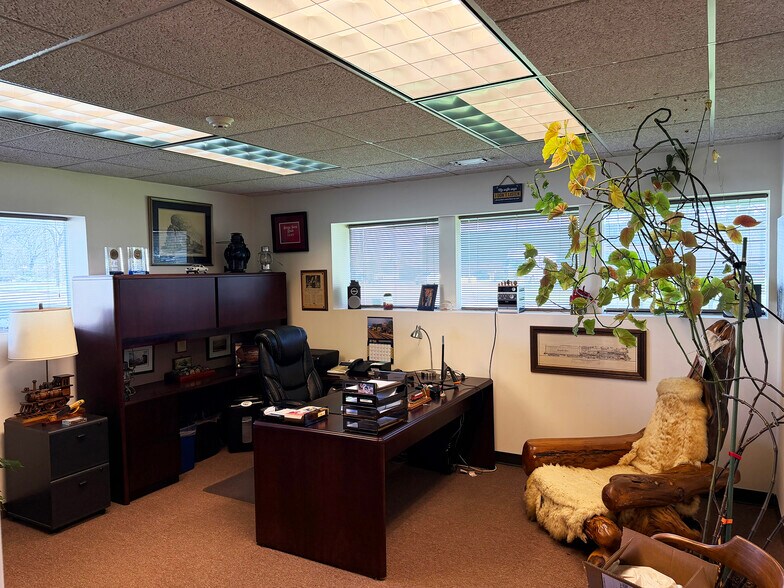 More Photos Of 1505-1545 Paramount Pky, Batavia Warehouse For Lease