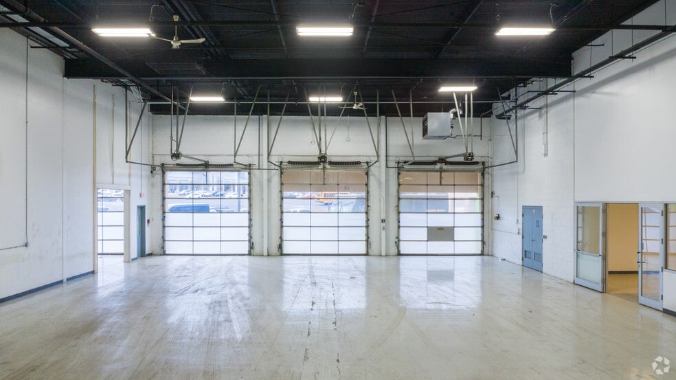 More Photos Of 7080 N Mccormick Blvd, Lincolnwood Warehouse For Lease