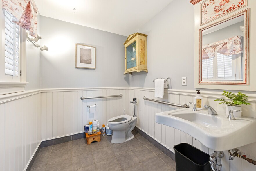 More Photos Of 25 Carlisle Rd, Westford Veterinarian Kennel For Sale