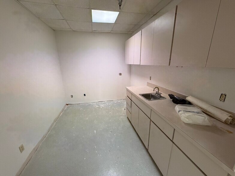 More Photos Of 355 Hiatt Dr, Palm Beach Gardens Showroom For Lease