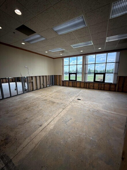 More Photos Of 5005 Bowling St SW, Cedar Rapids Loft Creative Space For Sale