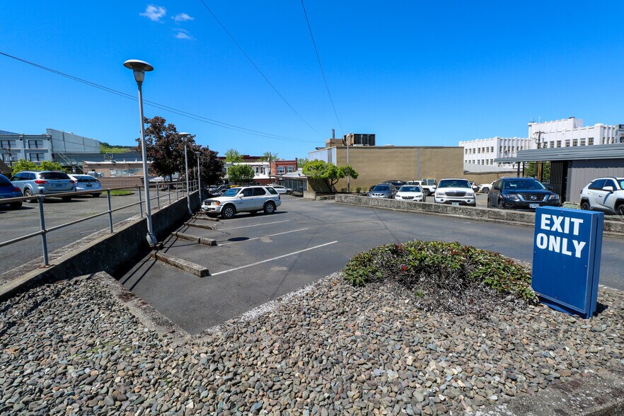 More Photos Of 619 SE Main St, Roseburg Bank For Lease
