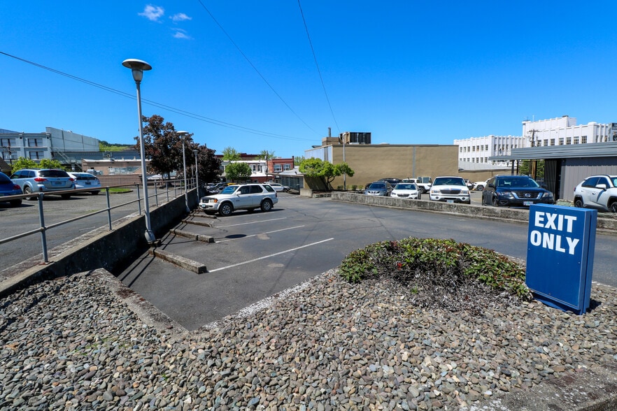 More Photos Of 619 SE Main St, Roseburg Bank For Sale