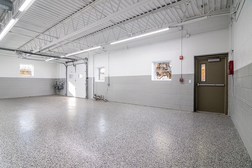 More Photos Of 8-14 Dyerville Ave, Johnston Warehouse For Lease