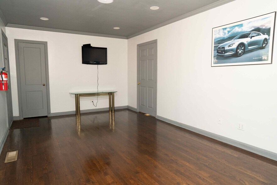 More Photos Of 232 SE Powers Ferry Rd, Marietta Office For Sale