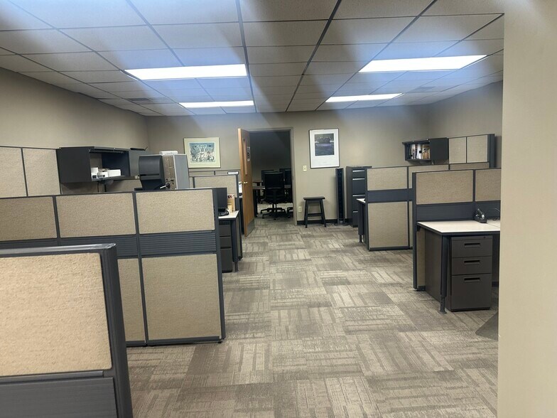 More Photos Of 1506 W Luthy Dr, Peoria Light Manufacturing For Sale