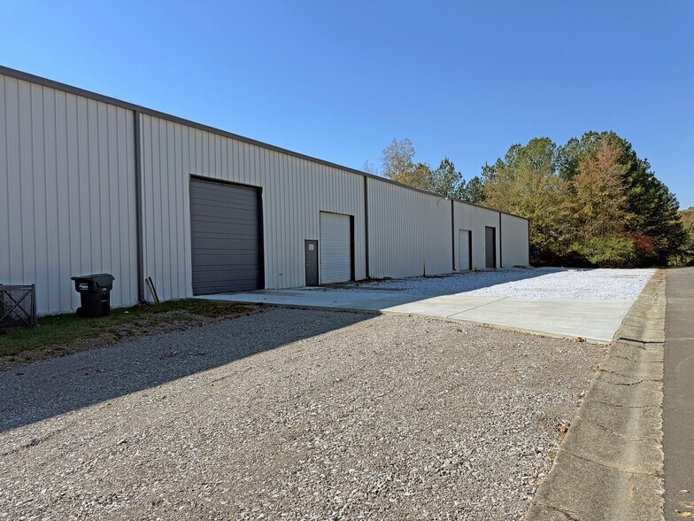 More Photos Of 1054 Goldenrod St, Leeds Warehouse For Lease