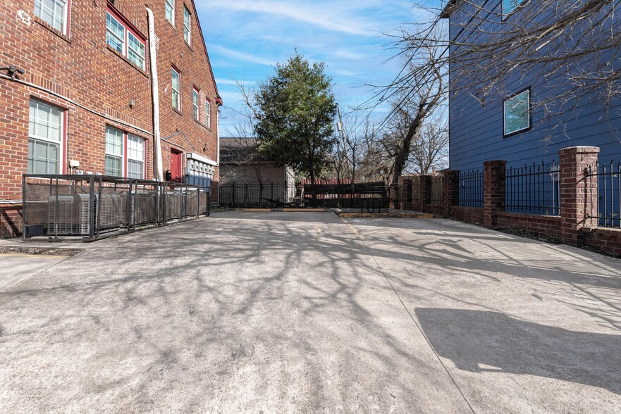 More Photos Of 2602 Isabella St, Houston Apartments For Sale