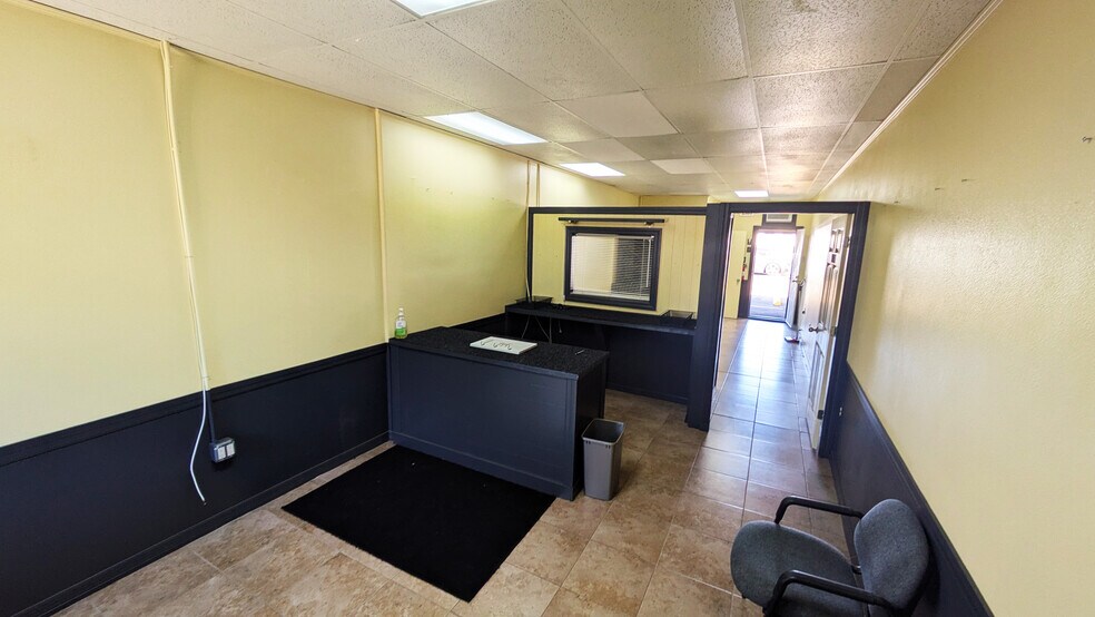 More Photos Of 829-835 8th Ave W, Palmetto Storefront For Lease