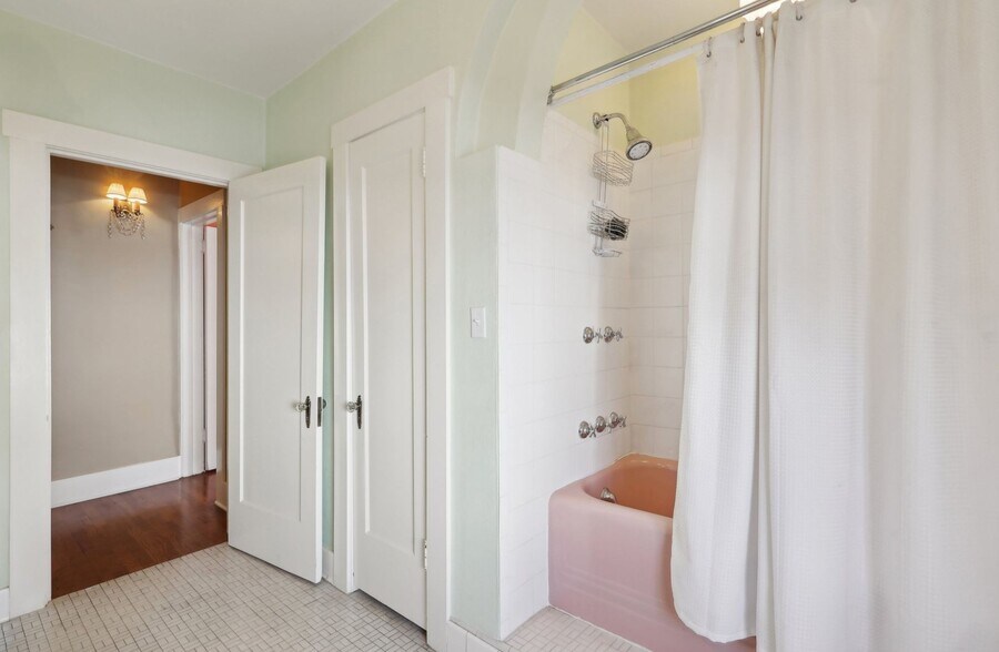More Photos Of 118 S Walnut St, Troy Showroom For Sale