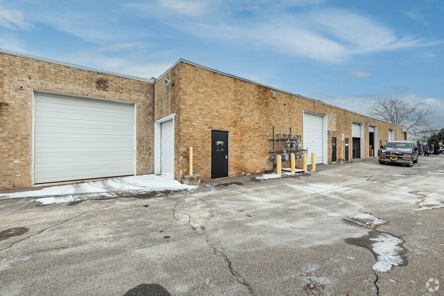 More Photos Of 681 Grand Blvd, Deer Park Warehouse For Lease