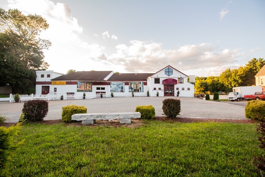 Primary Photo Of 1150 Main St, Leicester Showroom For Lease