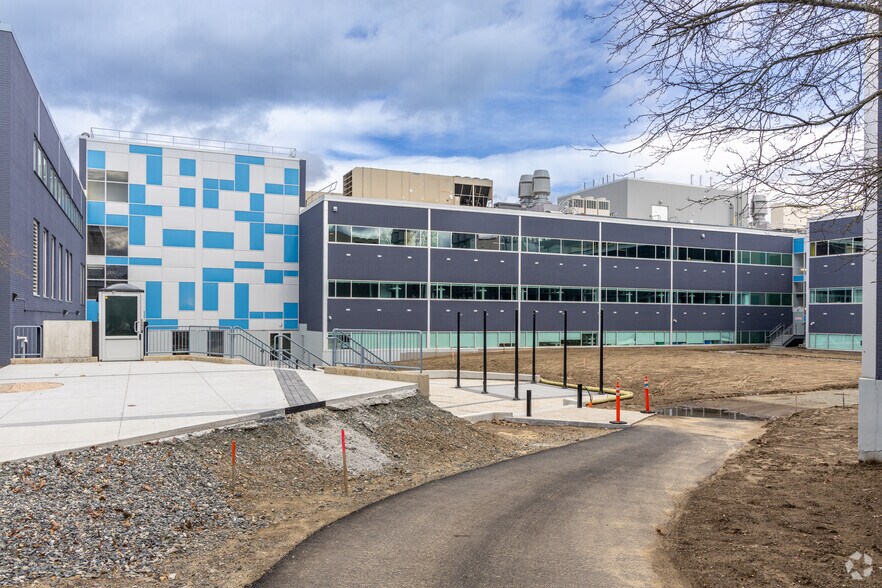 More Photos Of 10 Maguire Rd, Lexington Office For Lease