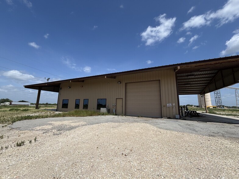 More Photos Of 94600 I-37, Pleasanton Warehouse For Lease