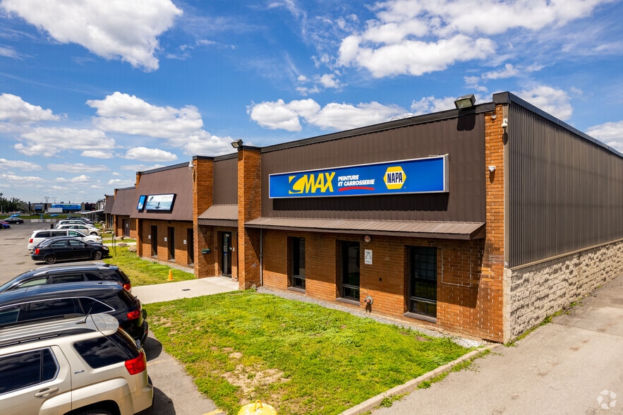 More Photos Of 2597-2635 Boul Le Corbusier, Laval Distribution For Lease