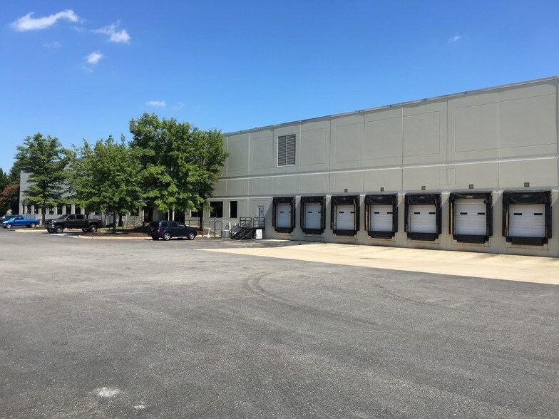 More Photos Of 5600-5626 Eastport Blvd, Richmond Unknown For Lease