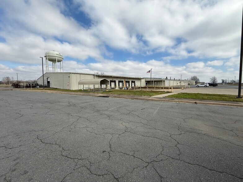 More Photos Of 801 S Main St, Dumas Manufacturing For Sale