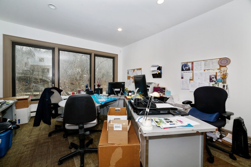 More Photos Of 7-11 Legion Dr, Valhalla Medical For Lease