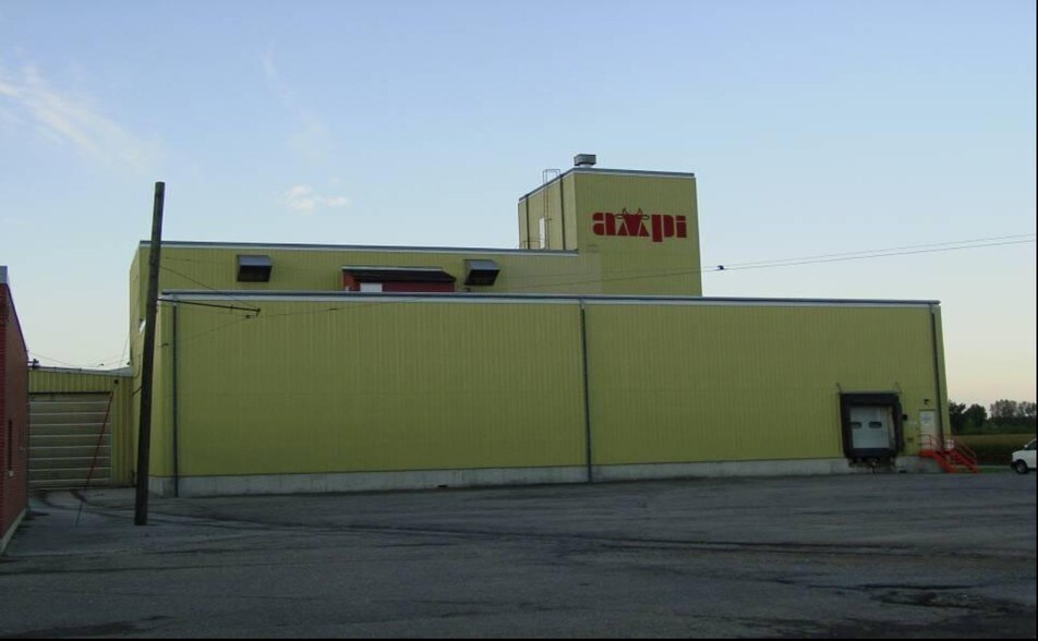 More Photos Of 1305 19th St SW, Mason City Distribution For Sale