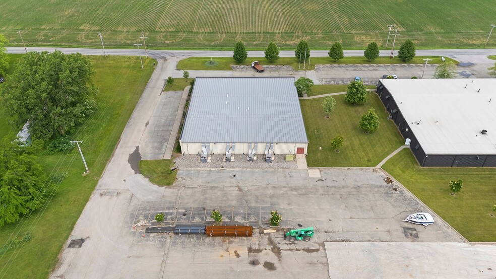 More Photos Of 8645 E Backwater Rd, North Webster Showroom For Lease