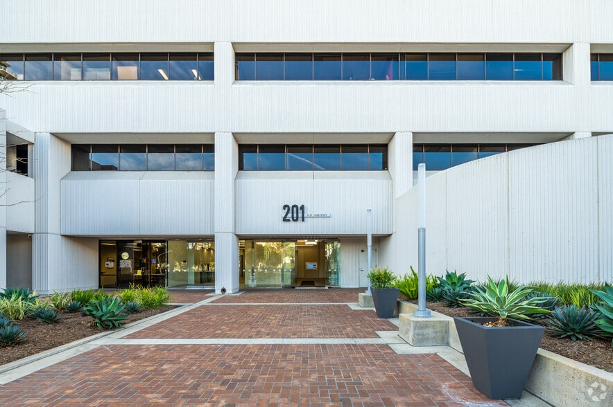 More Photos Of 201 E Sandpointe Ave, Santa Ana Office For Lease
