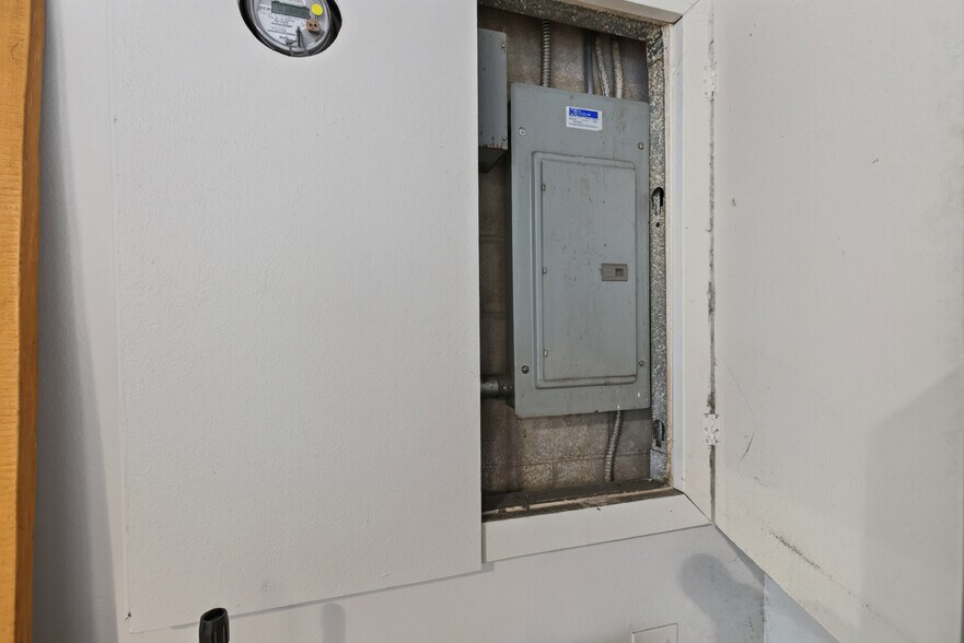 More Photos Of 11105 Weddington St, North Hollywood Service For Lease