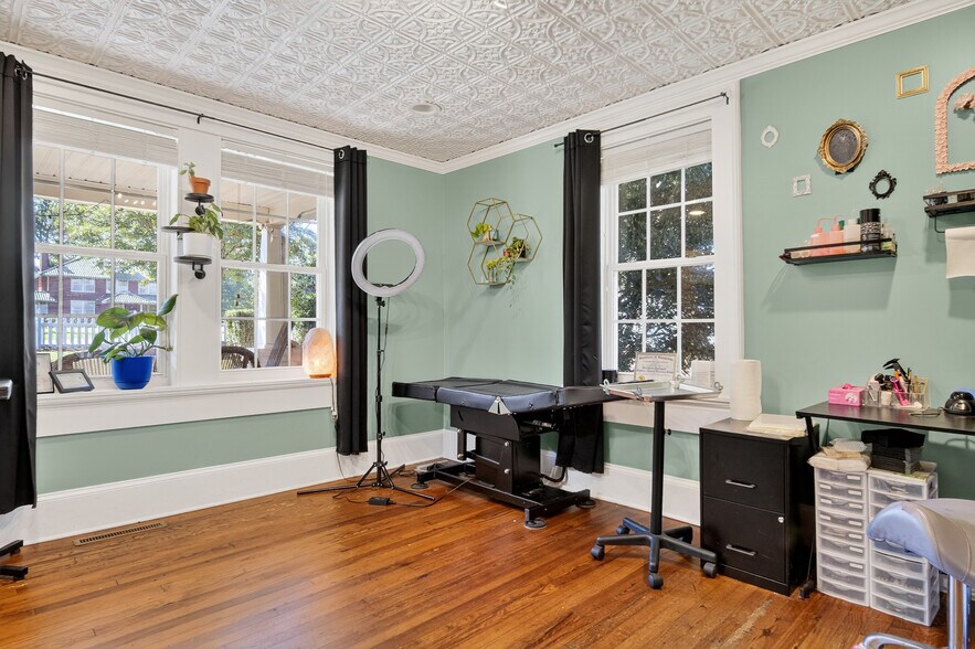 More Photos Of 19428 Zion Ave, Cornelius Office For Sale