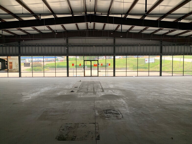 More Photos Of 5457 W Davis St, Conroe Unknown For Lease