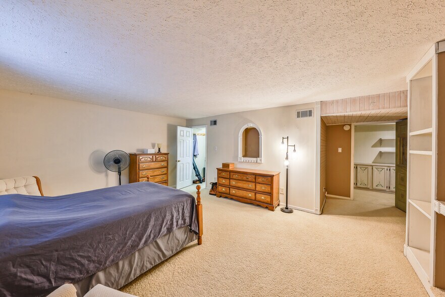 More Photos Of 126 N Wilson St, Dresden General Retail For Sale