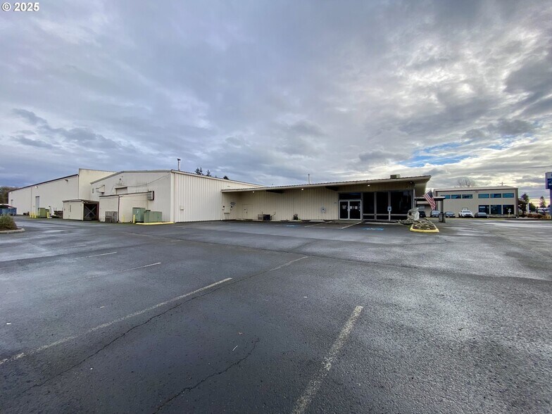 More Photos Of 1400 Atlantic Ave, Woodland Showroom For Sale