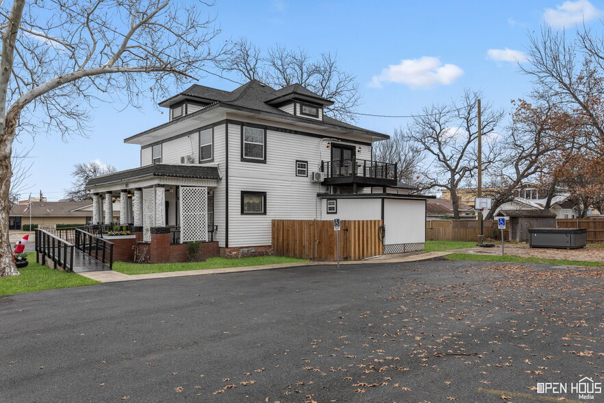 More Photos Of 405 W Gilbert St, Henrietta Hospitality For Sale