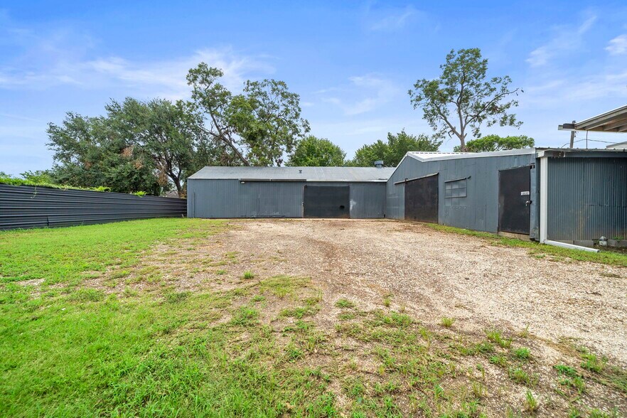 More Photos Of 120 N Bryan St, Houston Warehouse For Lease