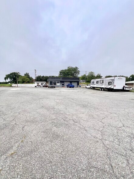 More Photos Of 3648 S Amherst Hwy, Madison Heights Flex For Sale