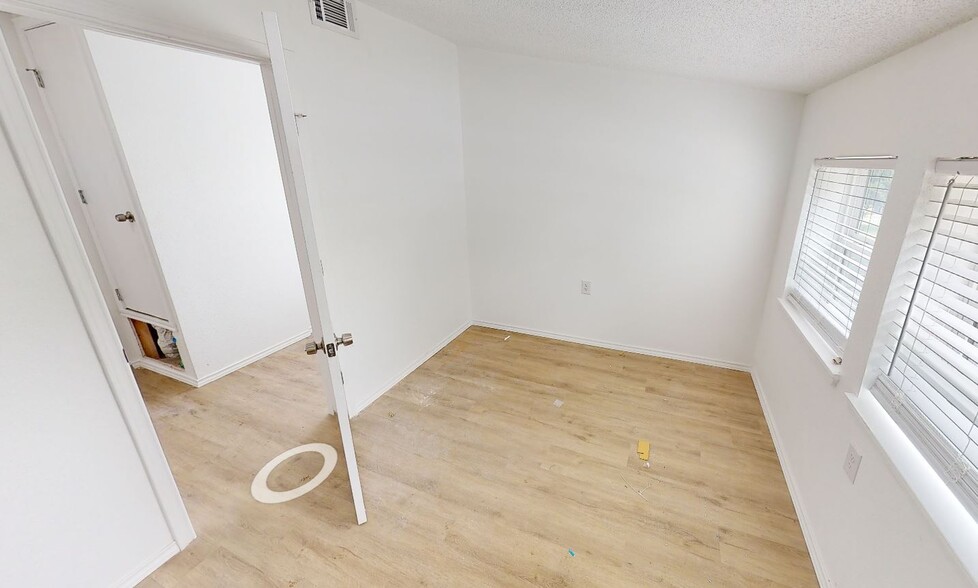 More Photos Of 2211 E 12th St, Austin General Retail For Lease