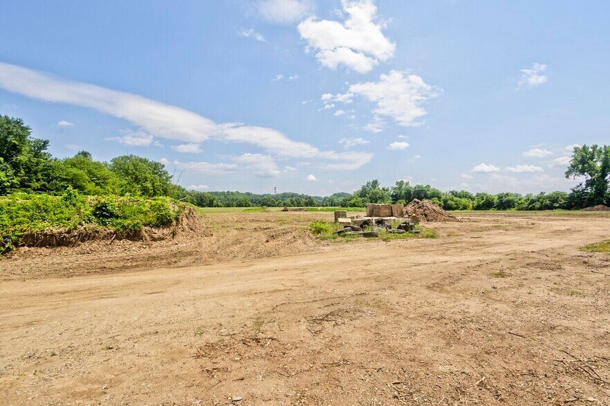 More Photos Of 166-186 Ashley Ave, West Springfield Land For Lease