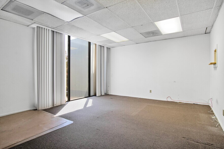 More Photos Of 6747 Odessa Ave, Van Nuys Office For Lease