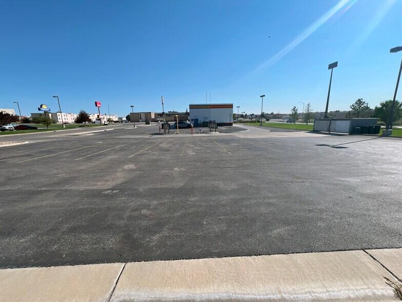 More Photos Of 1920 Cliff Davis Ave, Gillette Restaurant For Sale