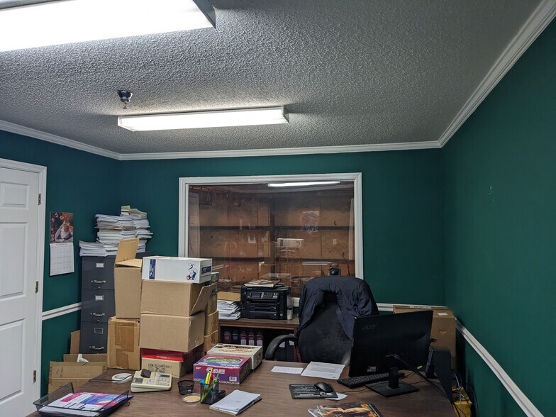 More Photos Of 314 N Maple St, Adel Manufacturing For Sale