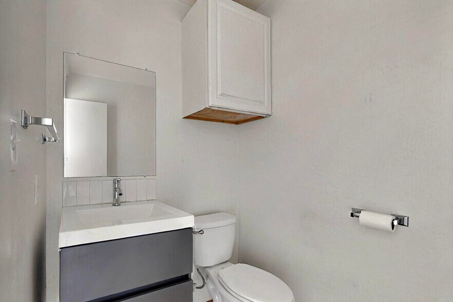 More Photos Of 11544 Cockleburr Rd, Roanoke Warehouse For Lease