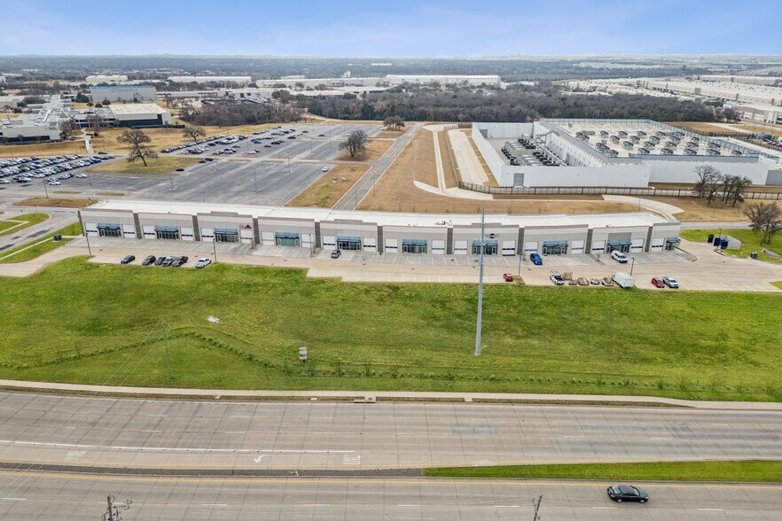 More Photos Of 550 W Round Grove Rd, Lewisville Showroom For Lease