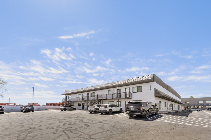 More Photos Of 3975 W Quail Ave, Las Vegas Warehouse For Lease